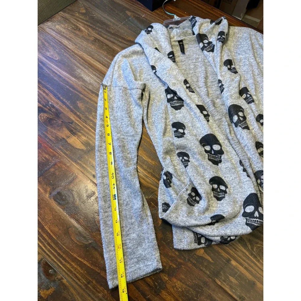CASALEE Grey Skull Print Cardigan Open Front Long Sleeve Sweater Woman's‎ Medium